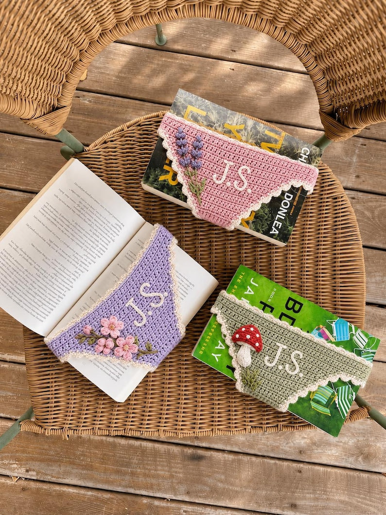 Crochet Book Thong Bookmark, Funny Panty Bookmark for Readers, Handmade BookTok Gift, Cute Book Lover Accessory